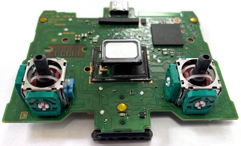 PS5 DualSense controller inside – analogs module